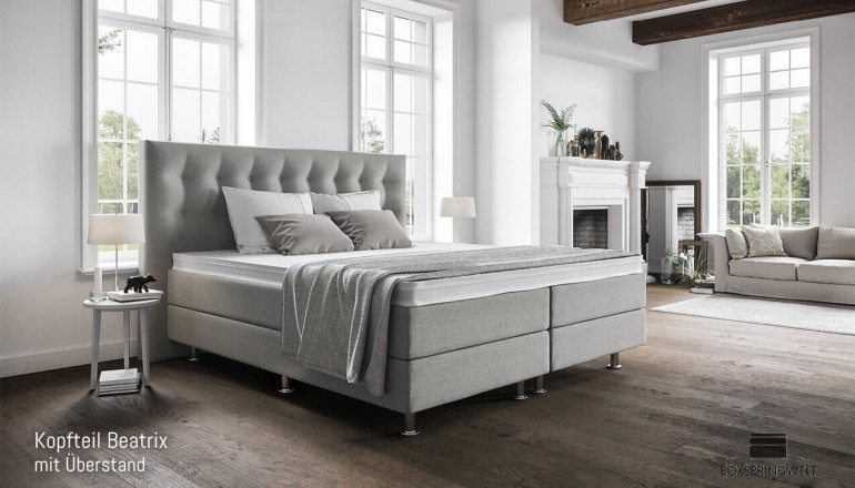 Boxspringbett Paula 180 x 200 cm mit Kopfteil Beatrix mit Seitenabstand. Runde Chromfüße. 
